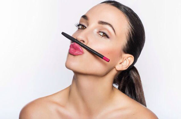 Make up Artist für Beauty Aufnahmen, Model mit Pferdeschwanz frischem Rouge, zartem Highlighter und Lippen in Rose