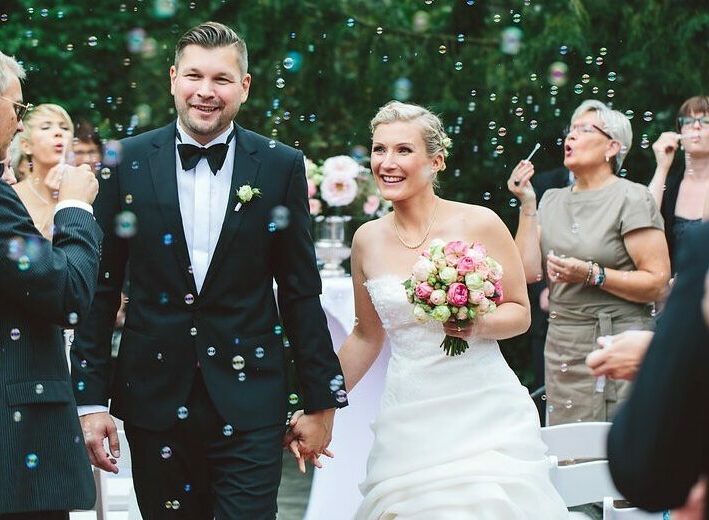 Braided Crown Hochzeits make up frisch, leicht, Brautfrisur geflochten, Seifenblasen Hochzeitsbild