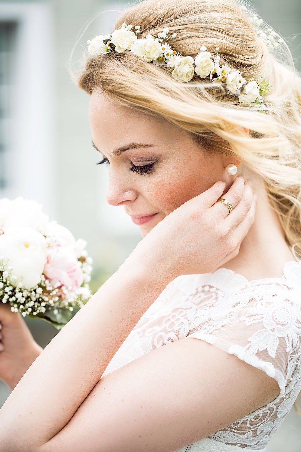 Leichtes, durchscheinendes Hochzeitsmake-up Hochzeitsfrisur und Make up