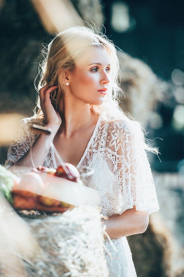 HippieHochzeit: wunderschöne Boho Braut, mit Blumenkranz Boho-Hochzeit bohamian Style, zartes Make up, romantisches Gegenlicht Porträt