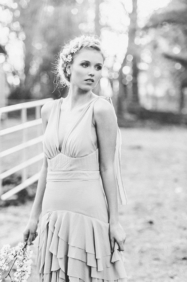 romantic braids schwarz weiss Bild blondes Modell mit verträumten Blick, romantischer Flechtfrisur und Kirshcblüten im Haar