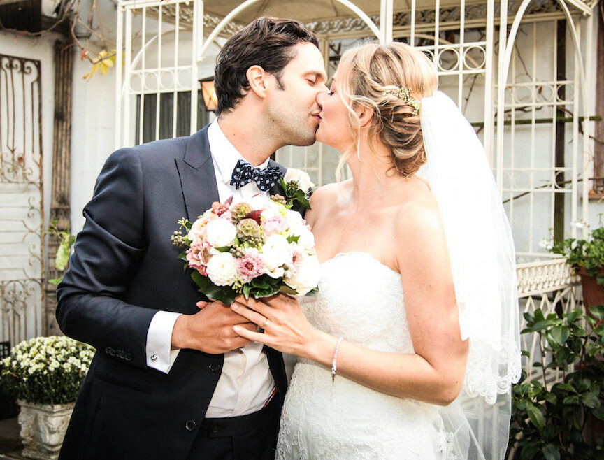 Brautfrisur geschlungen, gedreht, natürlich gesteckt