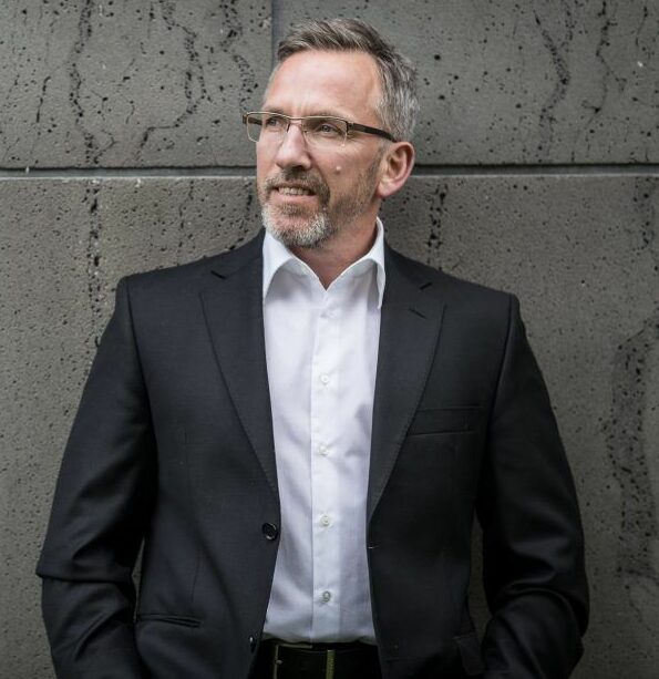 Professionelles Herrenmake up für Ihre Fotos. Gerade bei Outdoorfotos ist die Anwesenheit eines Make up Artist sehr von Vorteil. Ich kann je nach Witterung nachpudern oder Haut und Brille von Regentropfen befreien, oder beim Halten des Reflektors behilflich sein