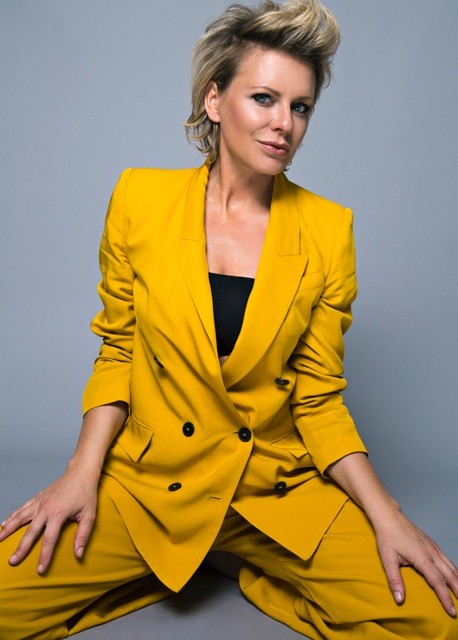 Natürlich-ausdrucksstarker Look Modell in gelbem Oversize-Anzug