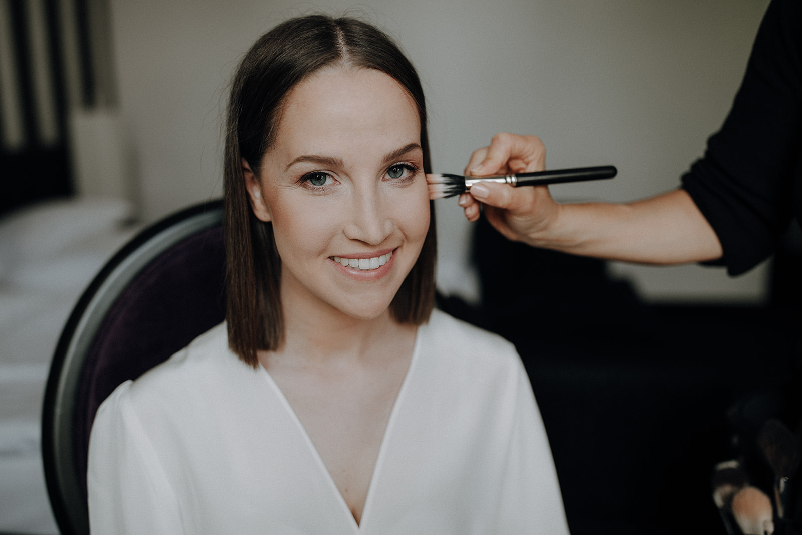 straight and naturally, schönes getting ready Bild am, die Braut trägt ihr Haar geglättet und wurde ganz individuell zart in sanften natürlichen Farben geschminkt