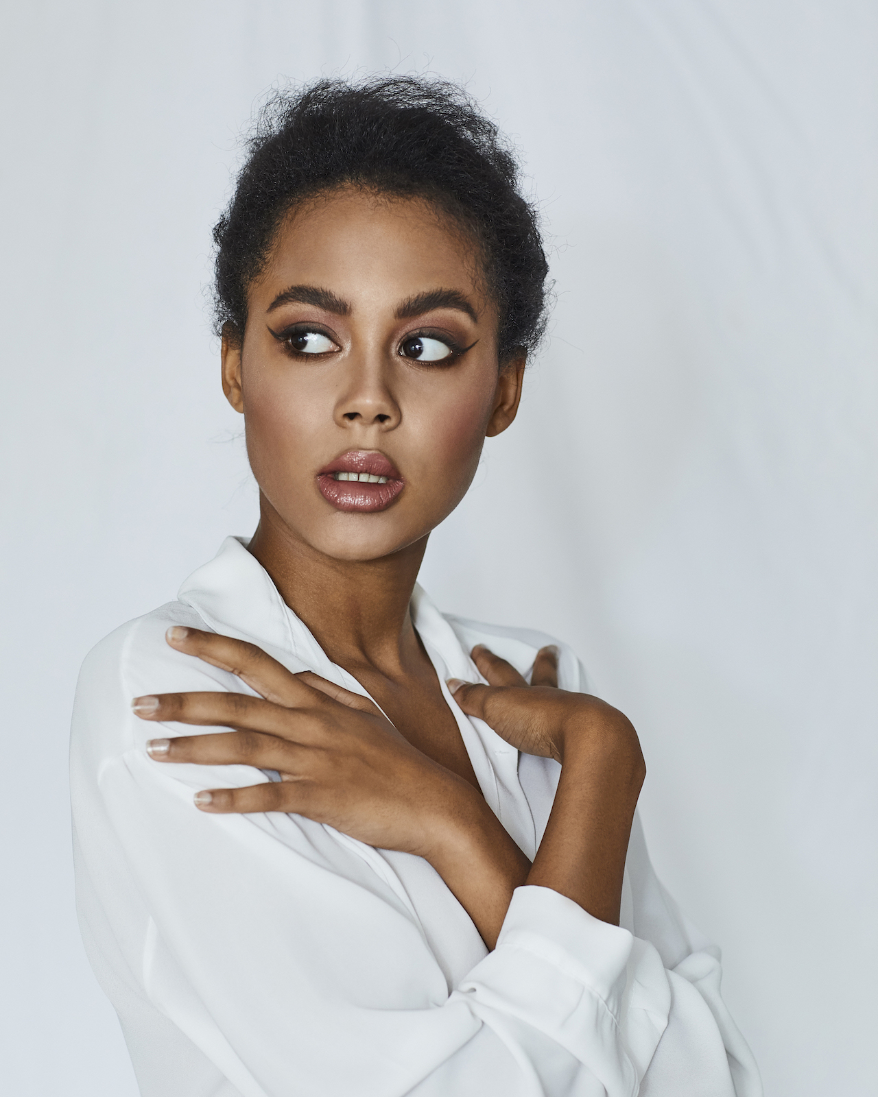 Elegantes Beauty-Make-up zartes dunkelhäutiges Model mit nude make up und Eyeliner