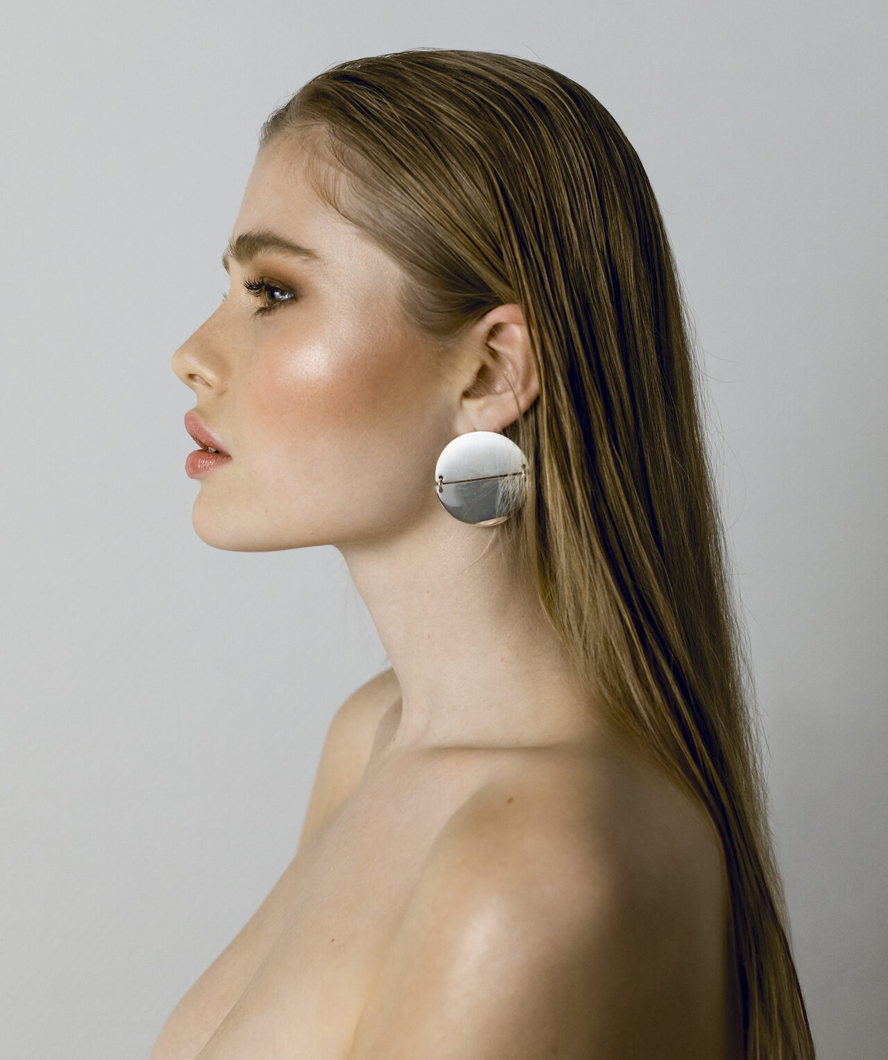 Abend oder Eventmake-up: Modell im Sleek Look, geschminkt mit betonten Augenbrauen und glowy make up