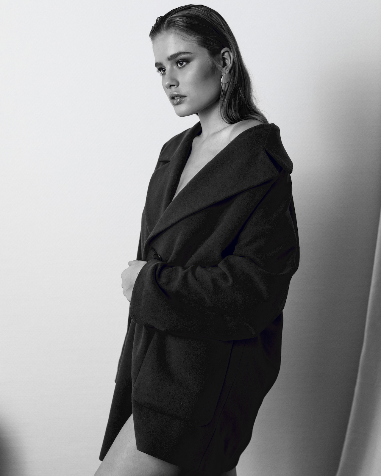 Schwarz-Weiß-Fashion-Look black and white fashion Model mit oversizejacke bekleidet