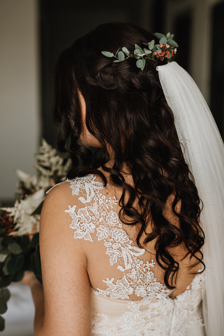 Boho-Brautstyling Hochzeitsfrisur halboffen