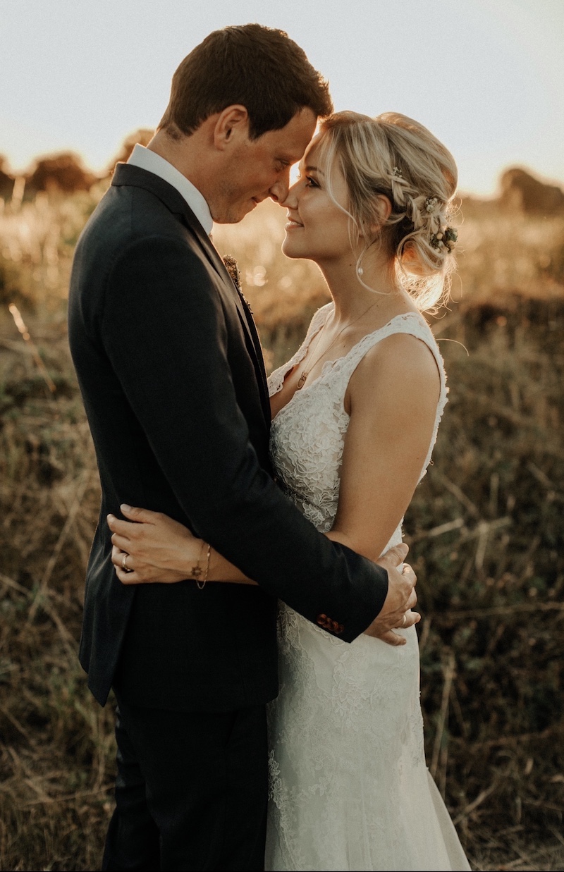 Lockere Hochsteckfrisur wedding up do Abendlicht Foto eines Brautpaare