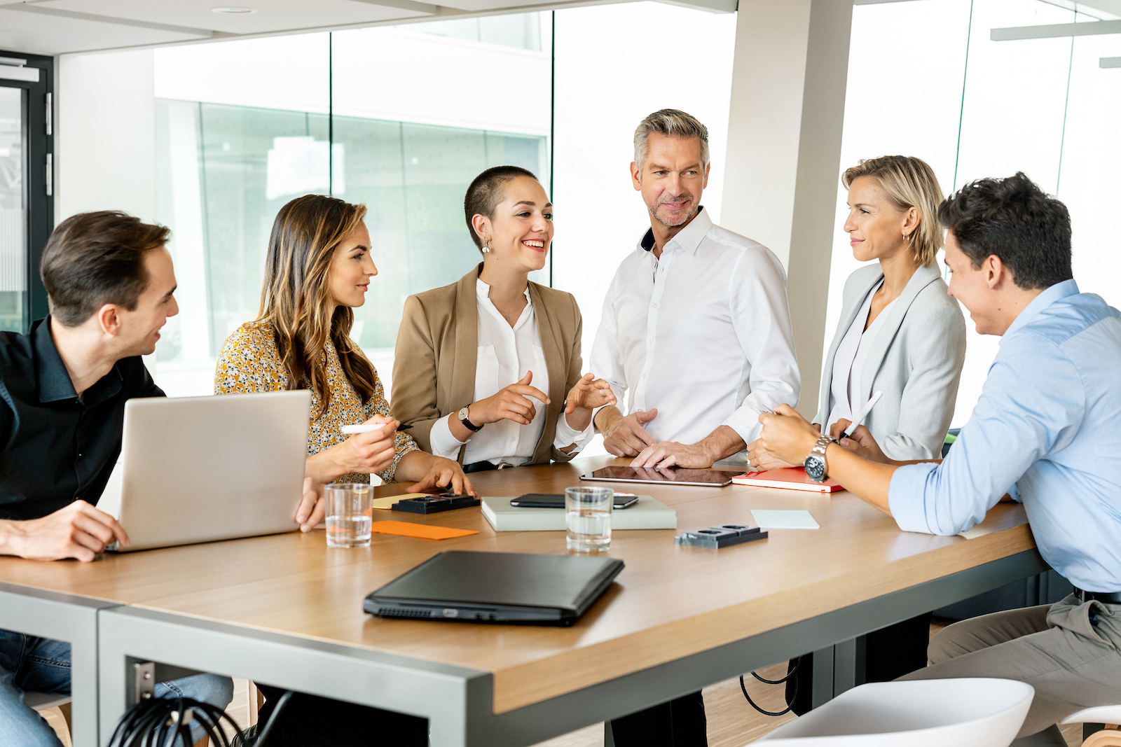 Natürliches Business-Styling in Düsseldorf business Meeting am Stehpult