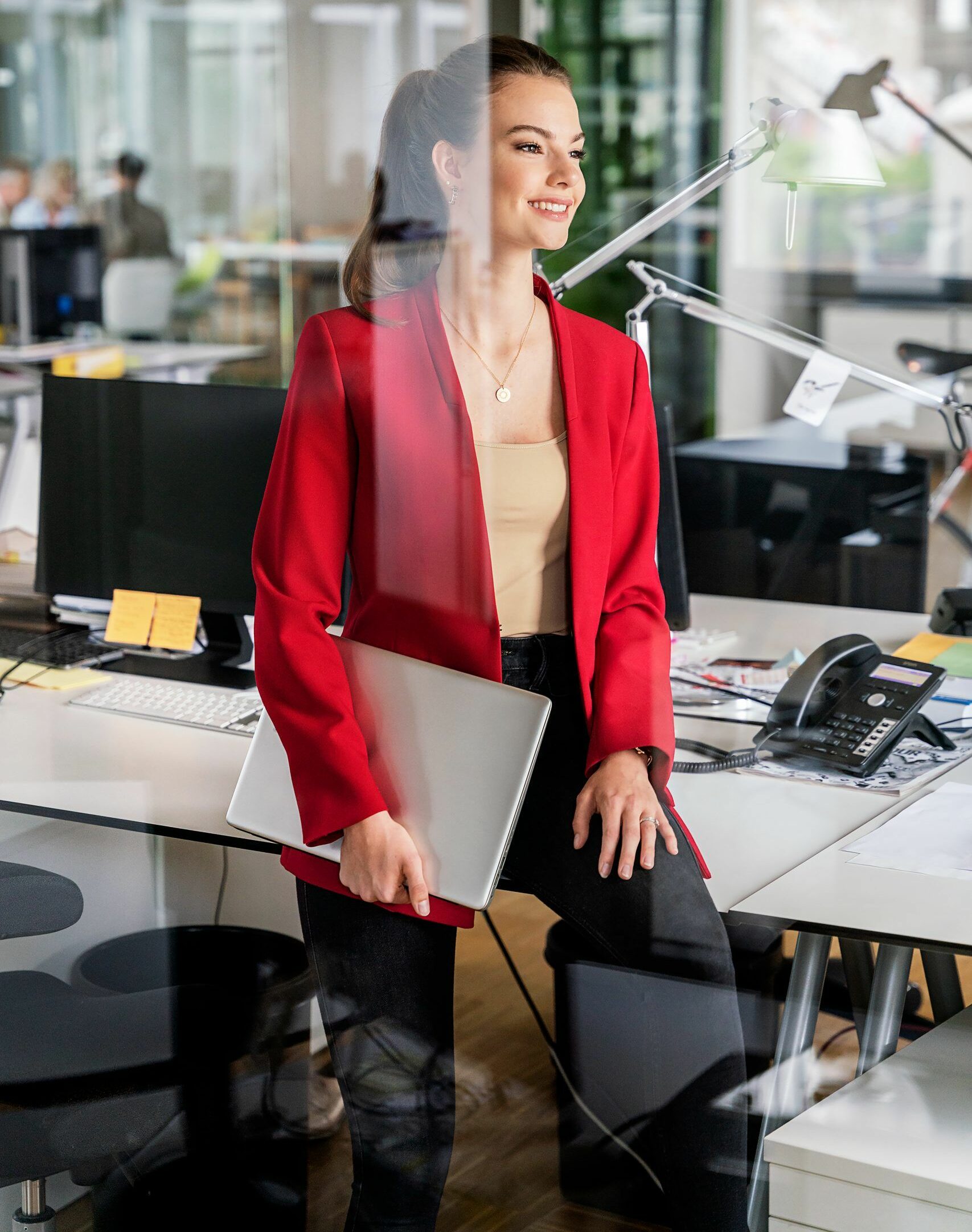 Office-Look mit hohem Pferdeschwanz für Business-Portraits Businessfrisur Pferdeschwanz