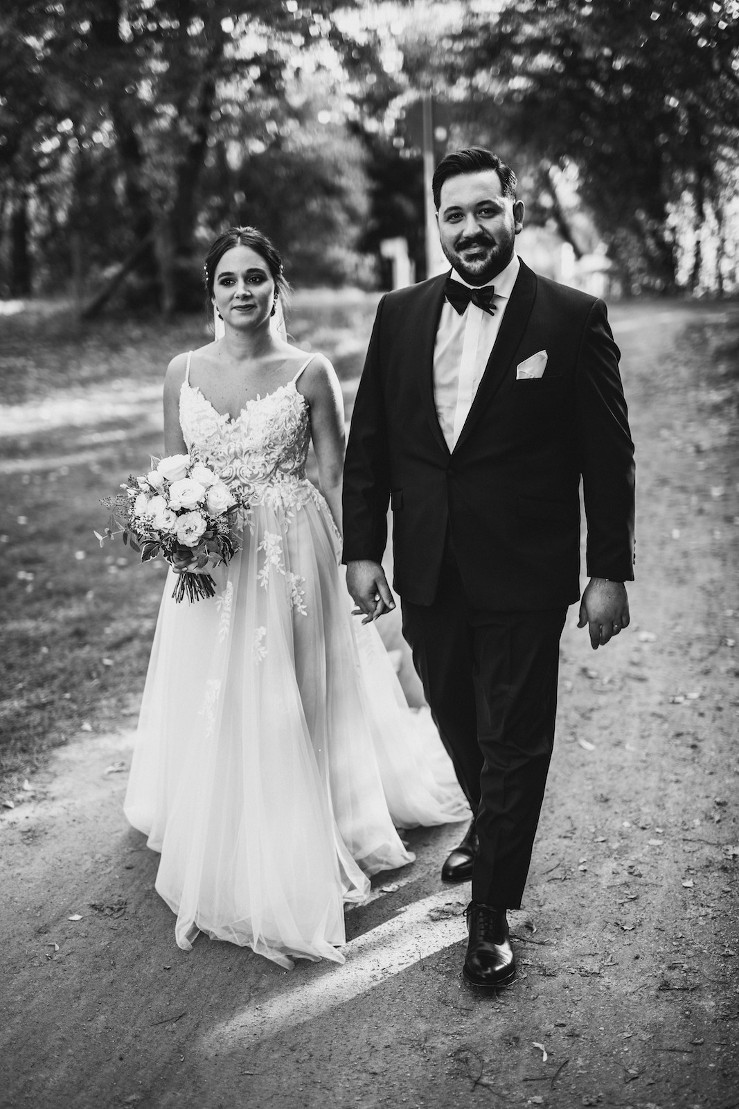 Klassisch-moderne Chignon-Brautfrisur, Brautpaarbild