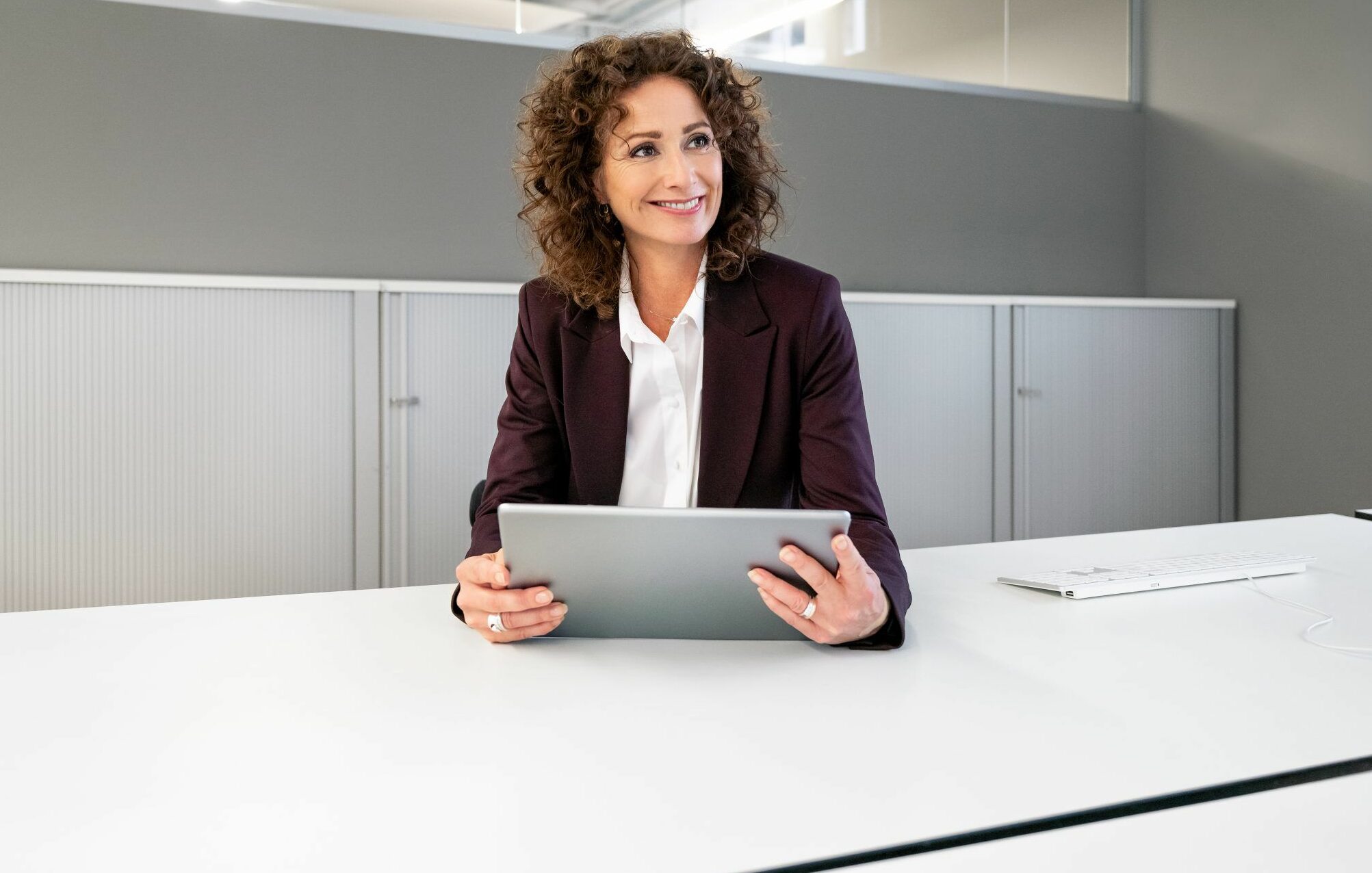 Locken-Styling für Foto-Shootings Business Frau mit Laptop cleanes frisches Styling