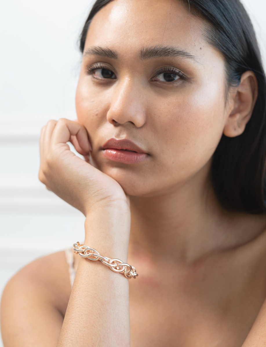 Asiatisches Modell mit leichtem Fotomake-up