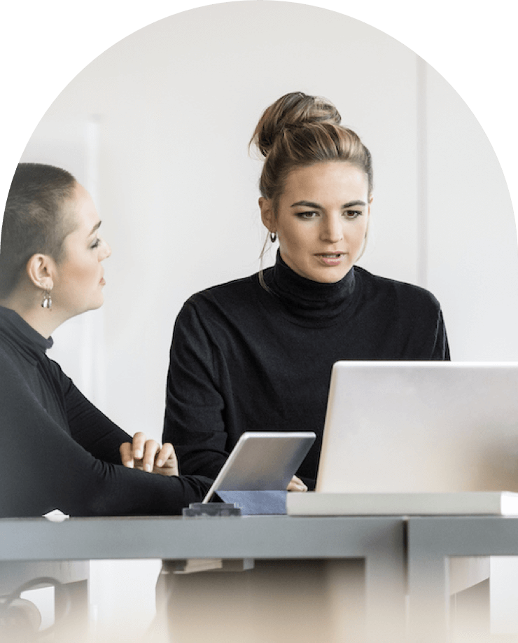 Junge Frauen an Laptops