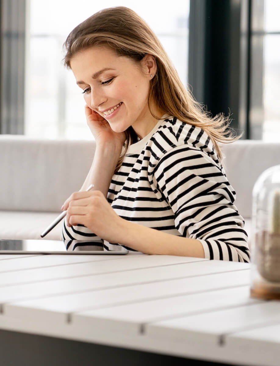 Model mit natürlichem Styling und gestreiftem Shirt
