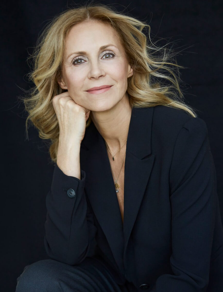 blondes model vor schwarz