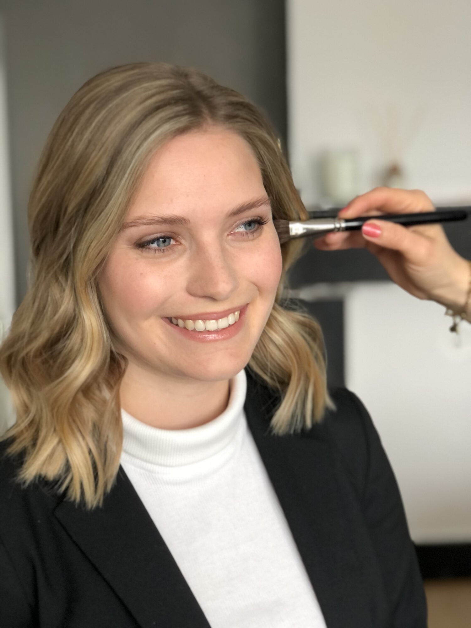 making of Make-up Artist junge Frau mit leichten Wellen