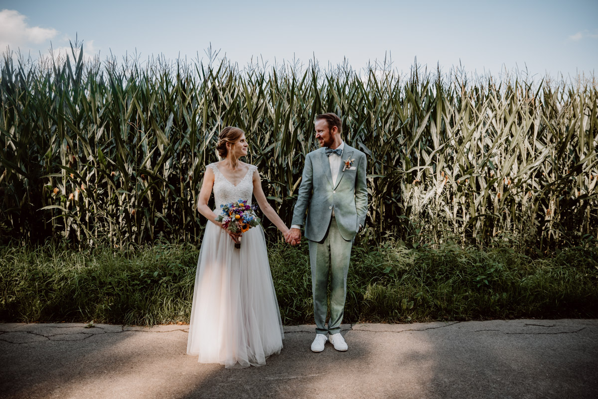 Outdoor Hochzeitsfoto vor Rapsfeld