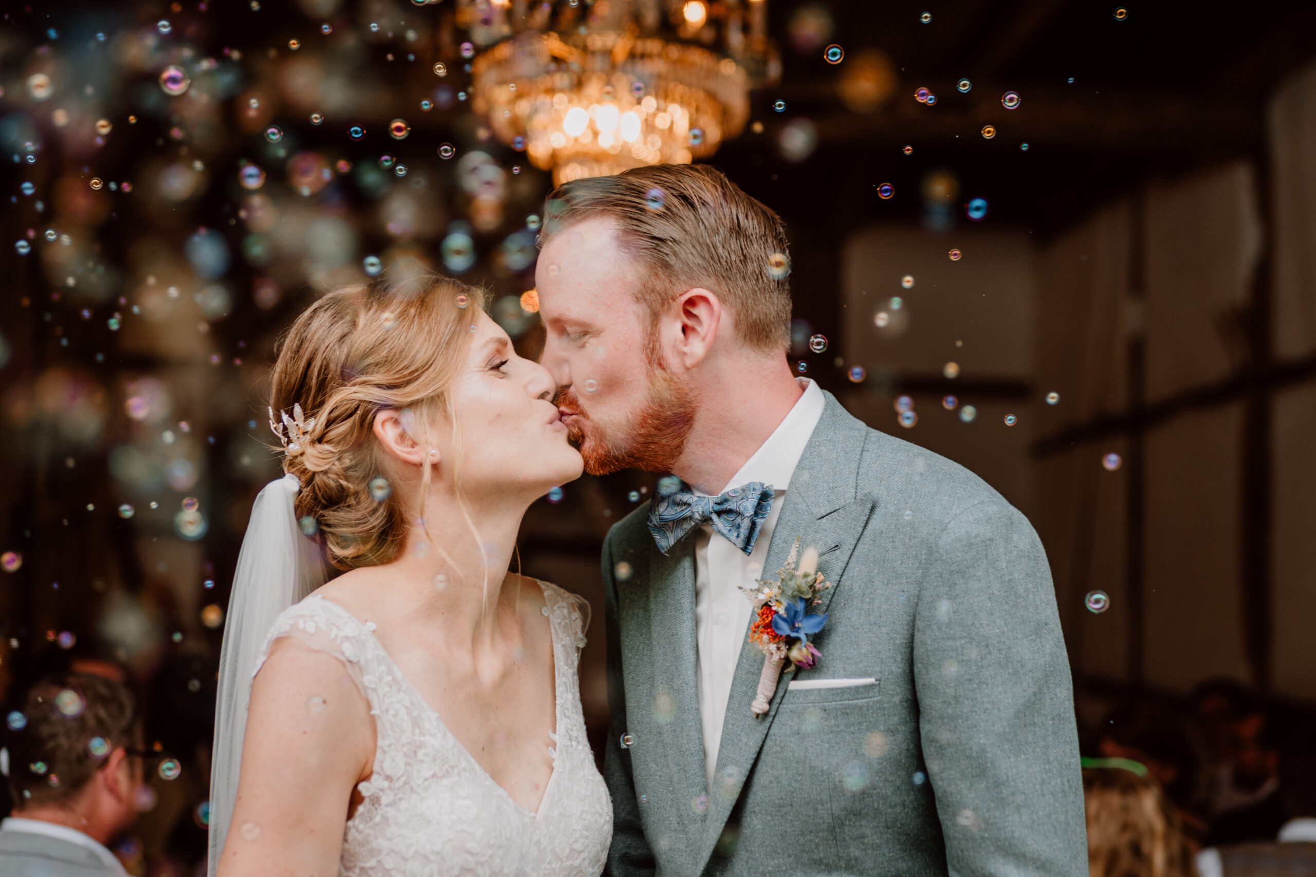 Brautfrisur mit Nackenknoten