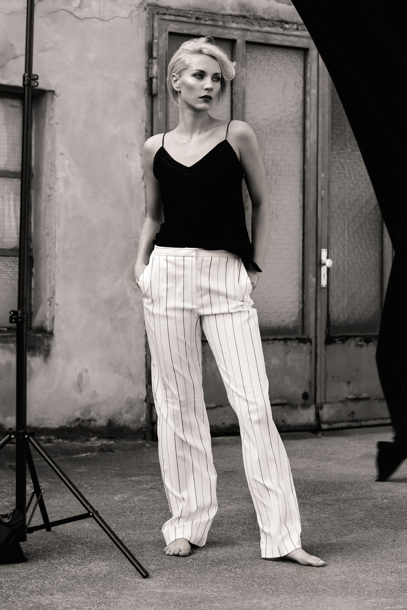 smudged Eyes Blonde Haare Smokey-Eyes mit roten Lippen