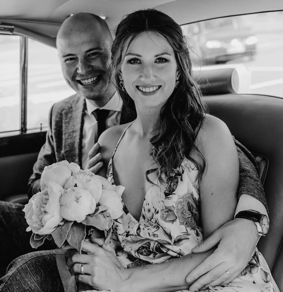 Standesamt-Frisur mit leichten Wellen und natürlichem Make-up