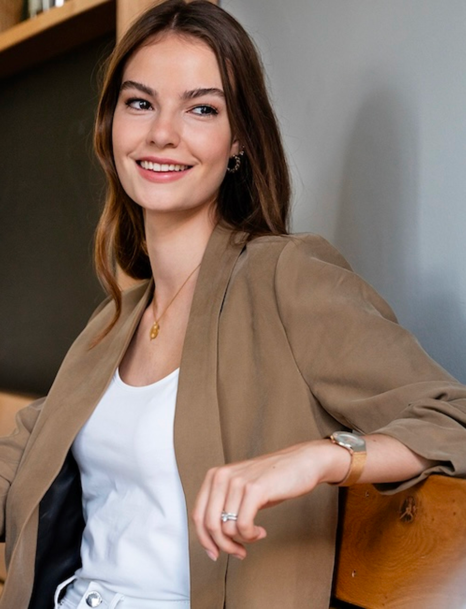 junge Frau mit leichten Wellen